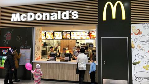 На честь 8 березня: McDonald's вперше в історії змінив логотип (фото, відео)