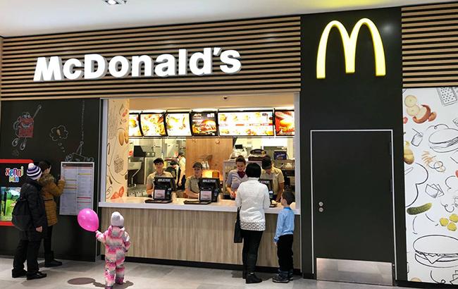 На честь 8 березня: McDonald's вперше в історії змінив логотип (фото, відео)