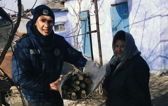 "Це - справжня Україна": поліцейський допоміг пенсіонерці і став героєм соцмереж