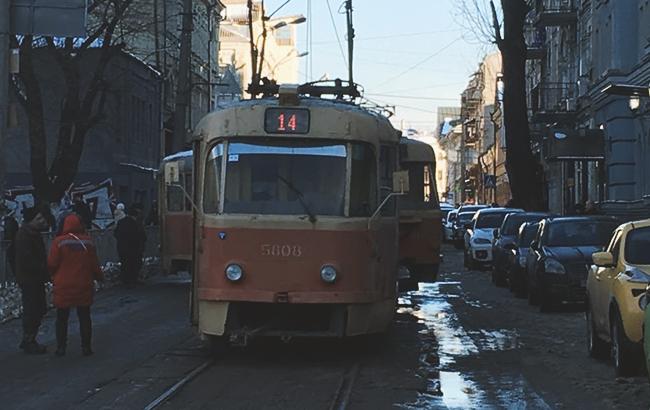 Рух заблокований: в центрі Києва зійшов з рейок трамвай (фото)