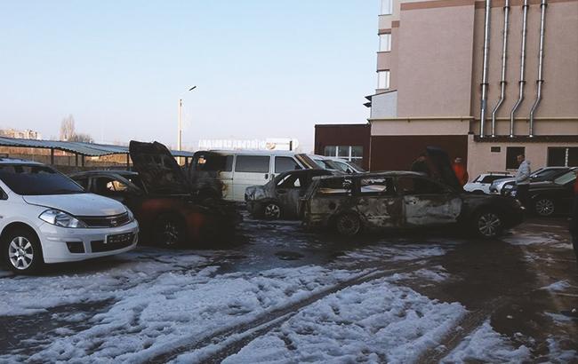 Под Киевом сгорели пять автомобилей (фото, видео)