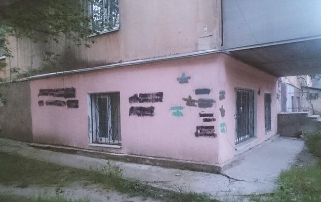 "Не могли визначитися з кольором": в мережі висміяли боротьбу з рекламою на стінах в Криму (фото)