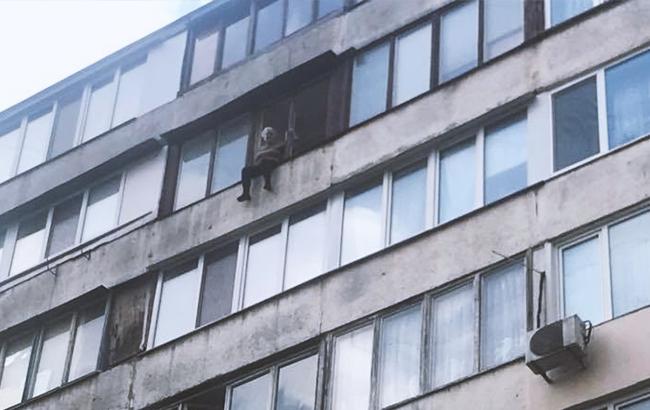 В Киеве старушка хочет спрыгнуть с 8 этажа (фото)