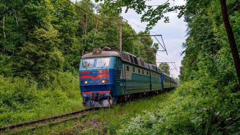 "Давно повинні були бути списані": на Закарпатті загорівся потяг (фото)