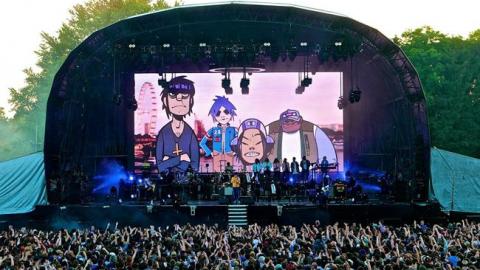 Солист популярной группы упал со сцены во время выступления (видео)