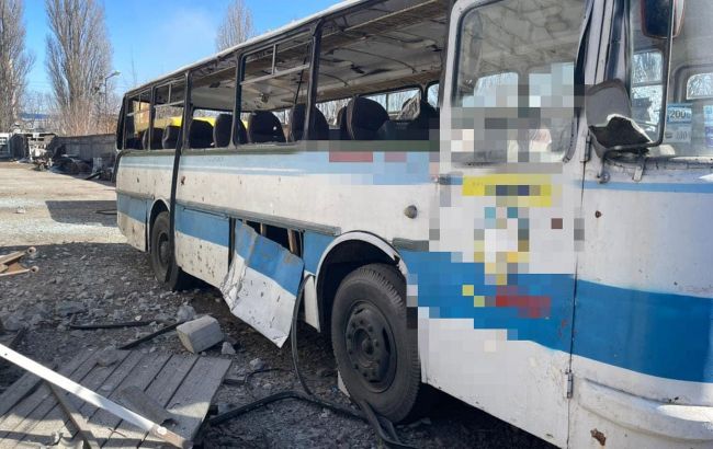 Армія РФ обстріляла завод у Броварах. Пошкоджені 7 автобусів та господарські споруди