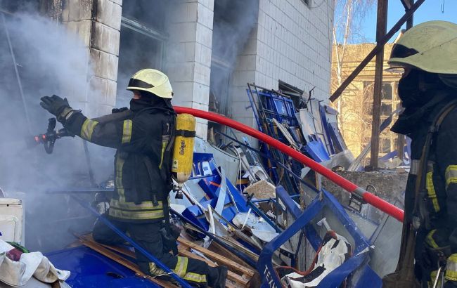 В Киеве на Оболони в результате обстрела загорелся грузовик и два здания