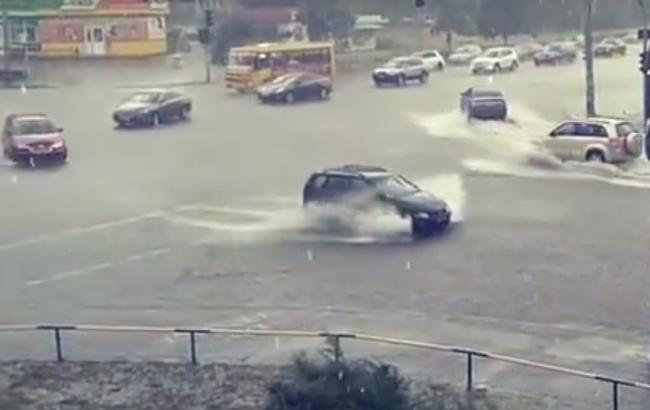 У Києві Троєщина перетворилася на річку за кілька хвилин