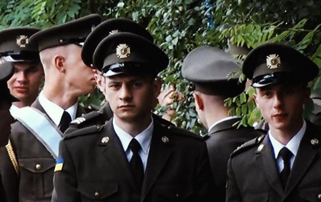 "Наш - жовто-блакитний": в Житомире военные курсанты отказались встать под красные флаги