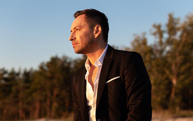 "По Звездам Босиком": известный телеведущий выпустил клип о любви