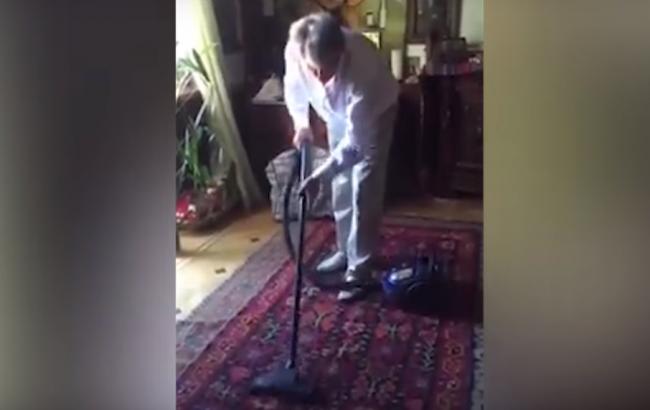 "Моль-скотыняка": Ющенко намагався врятувати антикварний килим пилососом