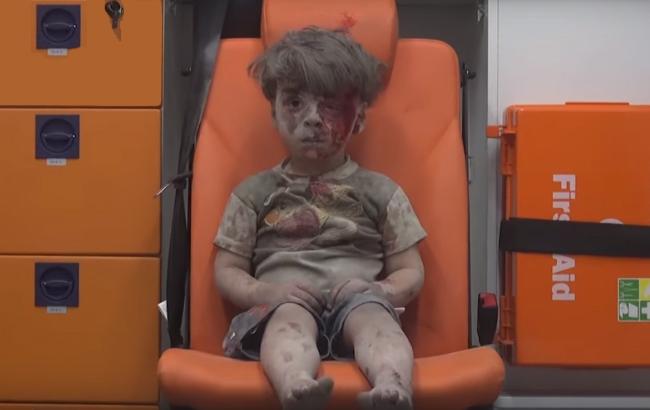 Выживший после авиаудара мальчик стал символом войны в Сирии