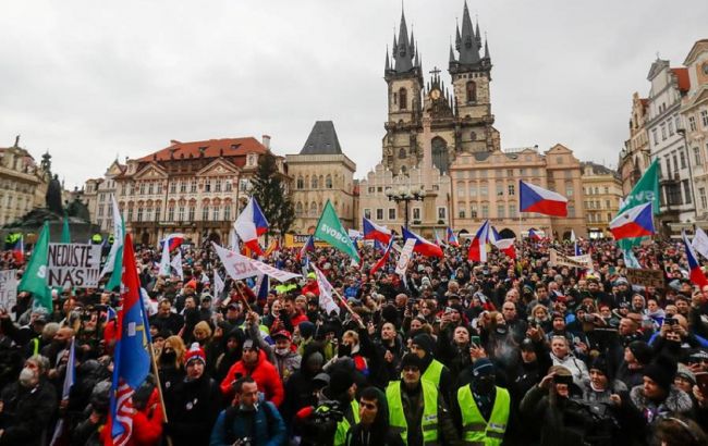 "Мы не овцы": в Чехии прошли массовые протесты против продления локдауна