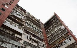 Росія вдарила по 14-поверхівці в Дніпрі: сталися пожежі, є поранені