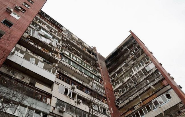 Росія вдарила по 14-поверхівці в Дніпрі: сталися пожежі, є поранені