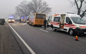 У Дніпропетровській області сталось смертельне ДТП зі шкільним автобусом: подробиці