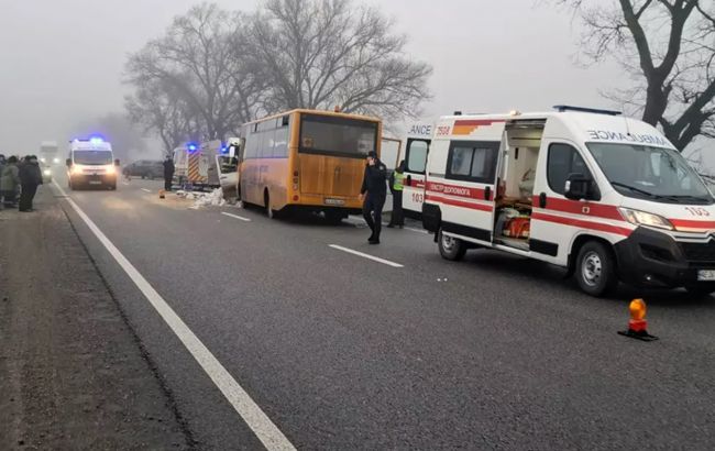У Дніпропетровській області сталось смертельне ДТП зі шкільним автобусом: подробиці