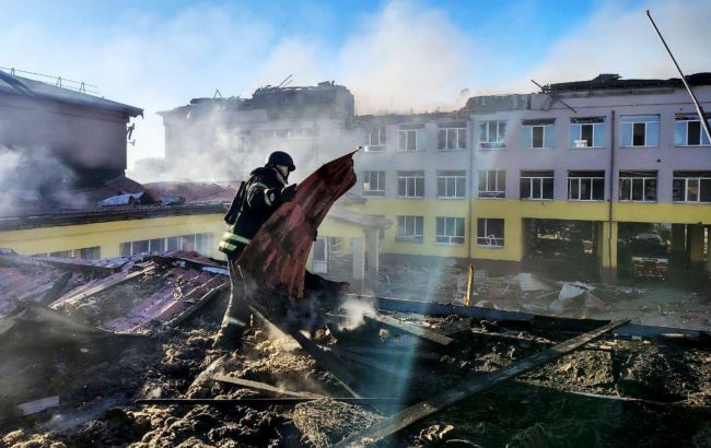 РФ вдарила по навчальному закладу на Дніпропетровщині: у ДСНС показали фото наслідків