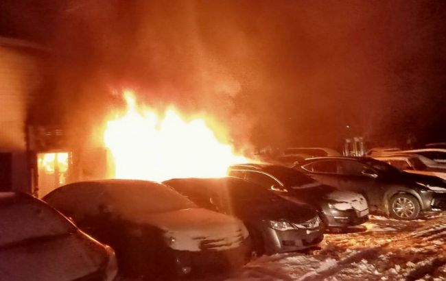 На Оболоні у Києві палала трансформаторна підстанція (фото)