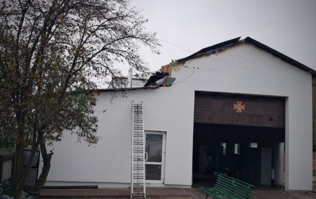 Війська РФ вдарили по пожежній частині на Чернігівщині: фото наслідків обстрілу