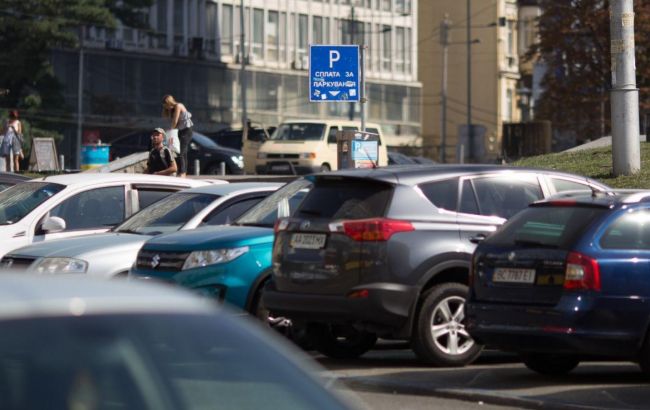 Посадовця КМДА підозрюють у марнотратстві на інноваційну парковку, яка не запрацювала