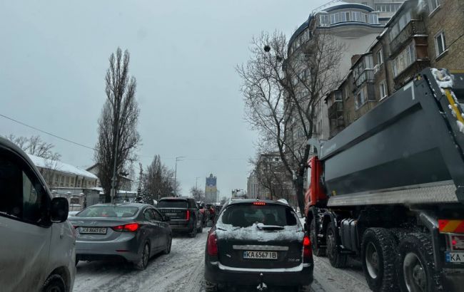 Киев сковали пробки на фоне снегопада: где худшая ситуация