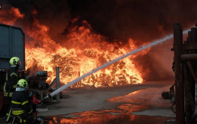 В Киеве вспыхнул масштабный пожар на тысячи "квадратов" (фото, видео)