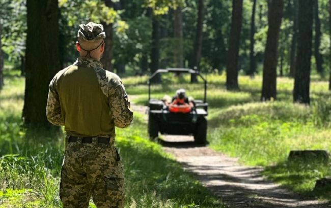 Робот врятував пораненого. У ЗСУ показали унікальні кадри евакуації з поля бою