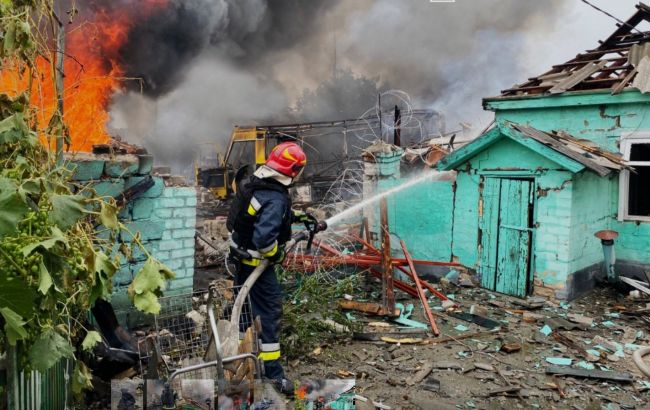 Удар по Кам'янському району Дніпропетровщини: рятувальники показали фото наслідків