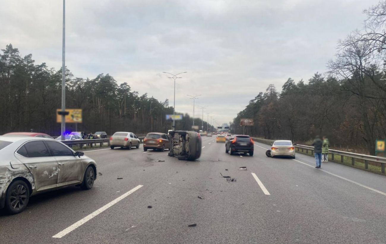 В'їзд до Києва ускладнено: на Бориспільській трасі сталась масштабна аварія (фото)