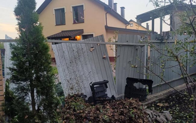 Россияне нанесли комбинированный удар по Киевской области: повреждены дома и авто, есть раненая