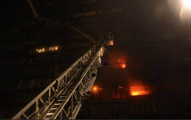 Массированный удар по Киеву: в ГСЧС показали фото последствий обстрела