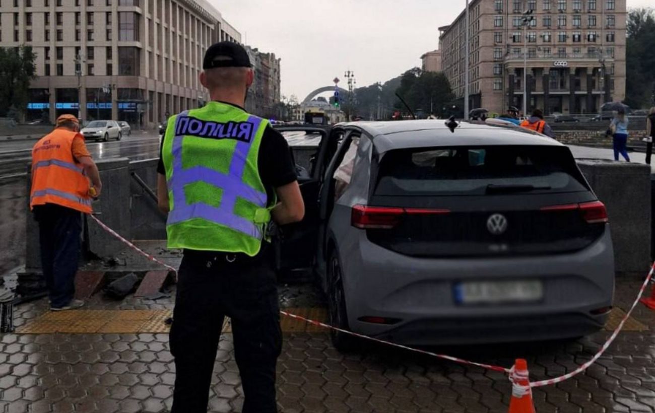 V Kijevu se je električni avtomobil zaletel v podhod na Trgu Neodvisnosti