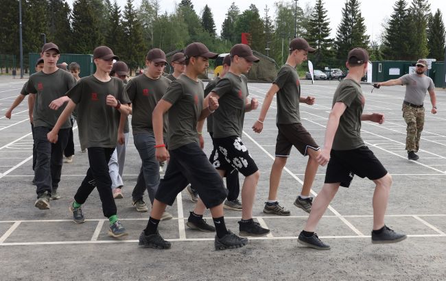 Оккупанты готовят кадетские классы Следственного комитета РФ в школах Херсонщины