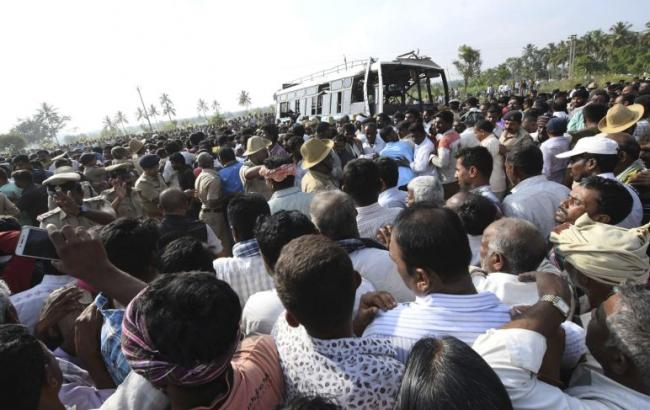 В Индии автобус со школьниками упал в пропасть, есть погибшие