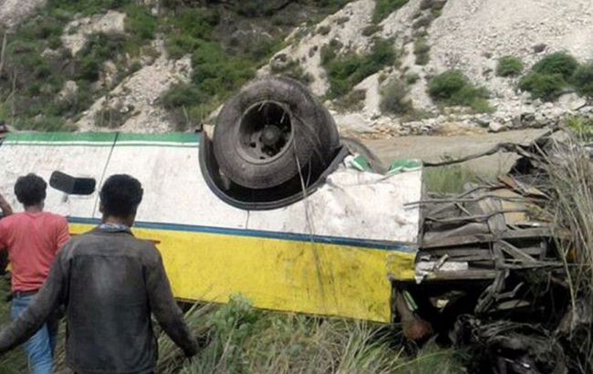 В Індії шкільний автобус упав в ущелину, є загиблі