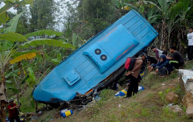 В Индонезии из-за аварии автобуса погиб по меньшей мере 21 человек