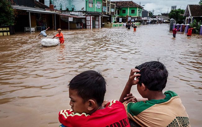 Количество жертв наводнения в Индонезии возросло до 68
