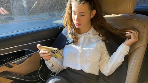 На відому модель з Дніпра напав таксист Bolt: "мені прилітає удар по голові ззаду"