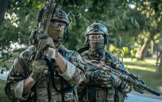 У Харкові діяла банда "правоохоронців", яка вчиняла "нальоти": фото арсеналу зброї