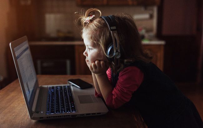 В Україні батьків закликають захистити дітей в інтернеті: ось як це зробити