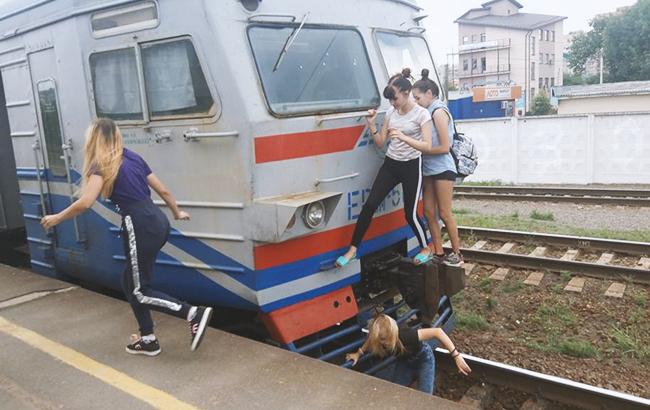 "Одна в прыжке подвернула ногу": "пустоголовые" зацеперы под Киевом разозлили сеть (фото)