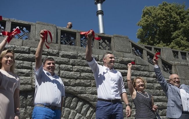 Кличко відкрив відновлені сходи на території музею історії України