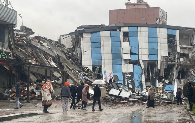 Кількість загиблих внаслідок землетрусів у Туреччині перевищила 17 тисяч