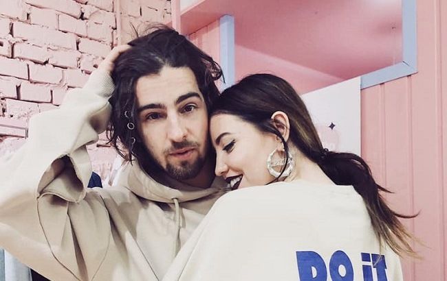 Поцелуи на кровати: Дорофеева и Дантес поразили открытостью чувств в необычной фотосессии