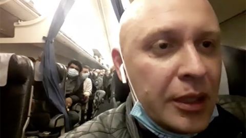 Блогера-паникера из самолета Милан-Киев поймали на лжи