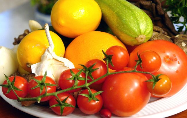 Неправильно едим: украинцам рассказали, какие фрукты и овощи нельзя чистить