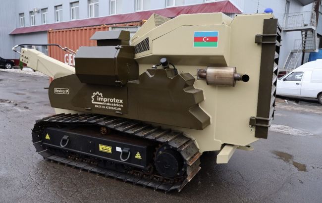 Азербайджан передал украинским спасателям машину для разминирования Revival P