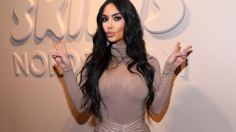 Королева красных дорожек: Ким Кардашьян в вечернем платье покорила идеальной фигурой