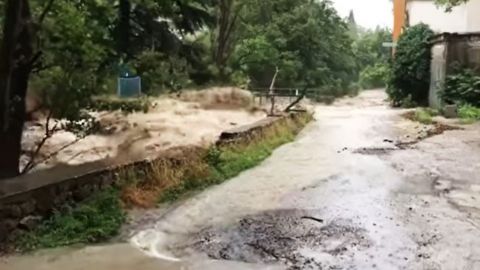 Злива в Ялті: за дві години випало близько половини місячної норми опадів